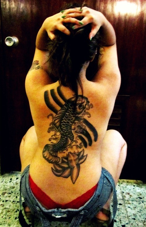 点击大图看下一张：女性背部一条霸气的鲤鱼纹身