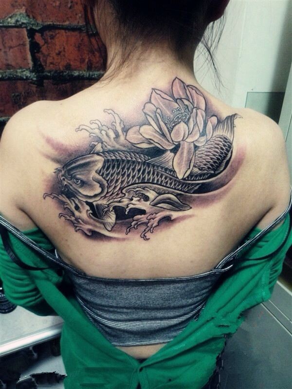 点击大图看下一张：美女背部好看的鲤鱼纹身