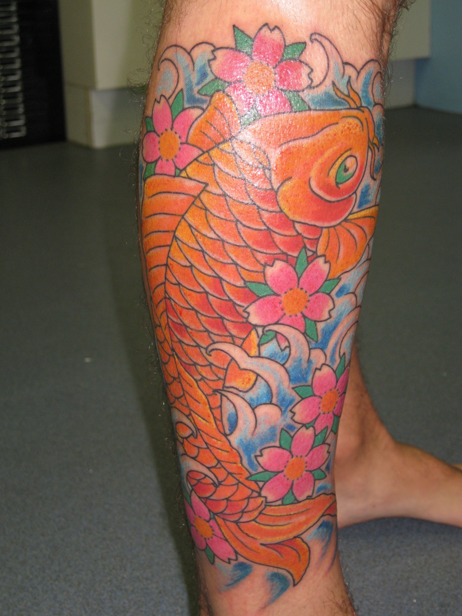 点击大图看下一张：时尚大气的包小腿鲤鱼纹身图2