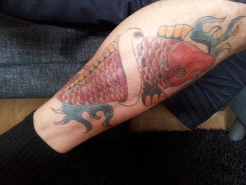 点击大图看下一张：腿部非常好看帅气的鲤鱼纹身