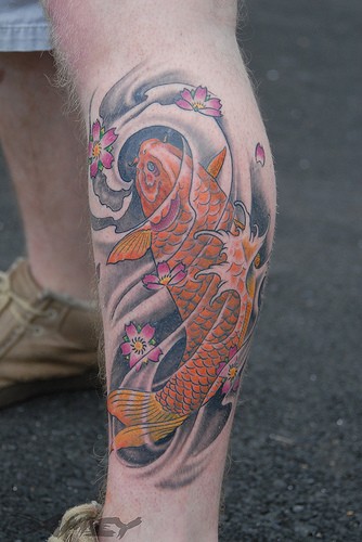 点击大图看下一张：腿部非常好看帅气的鲤鱼纹身图3
