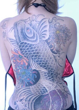 点击大图看下一张：女性背部时尚的鲤鱼纹身