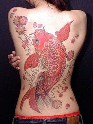 点击大图看下一张：女性背部时尚的鲤鱼纹身图3
