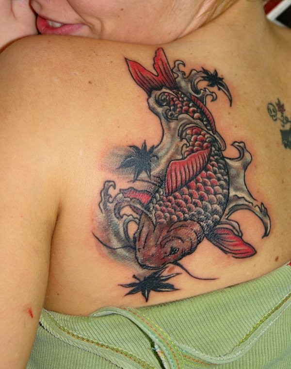 点击大图看下一张：肩部个性的鲤鱼纹身