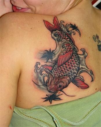 点击大图看下一张：美女肩部个性的鲤鱼纹身