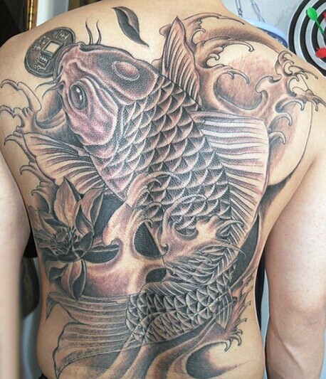 点击大图看下一张：背部一款经典的黑白鲤鱼纹身图4