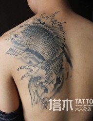 男士肩膀鲤鱼纹身图案