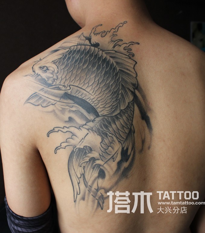 点击大图看下一张：男士肩膀鲤鱼纹身图案