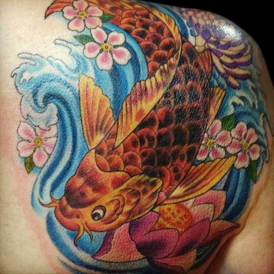点击大图看下一张：肩部经典的中国鲤鱼纹身