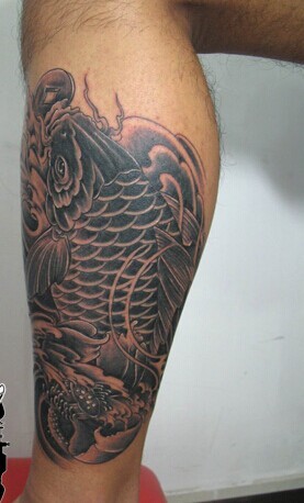 点击大图看下一张：让人喜爱的腿部黑白鲤鱼纹身图3