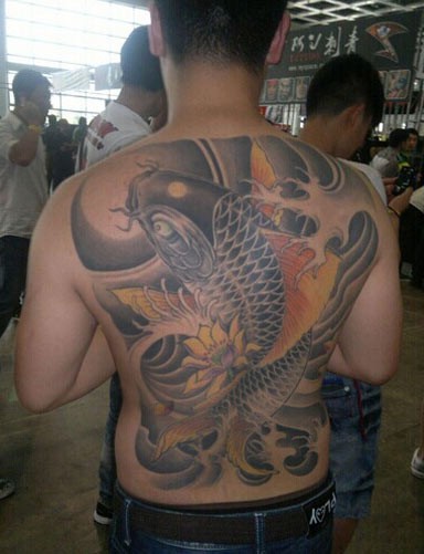 点击大图看下一张：漂亮的鲤鱼满背纹身