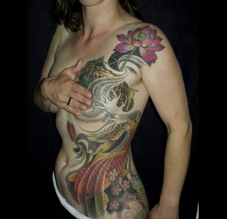 点击大图看下一张：美女腰部漂亮的鲤鱼纹身图3