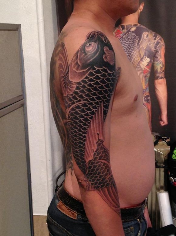 点击大图看下一张：时尚的鲤鱼花臂纹身图3