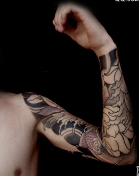 点击大图看下一张：时尚的鲤鱼花臂纹身图2
