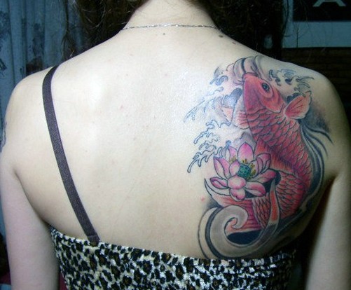 点击大图看下一张：肩部非常漂亮的鲤鱼纹身图3