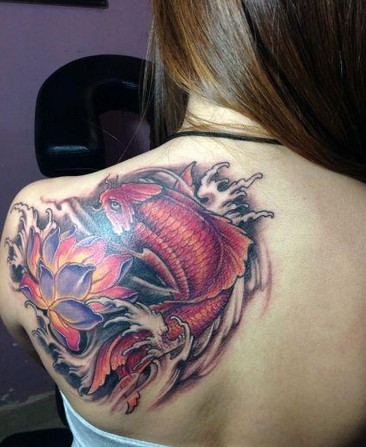 点击大图看下一张：肩部非常漂亮的鲤鱼纹身图4