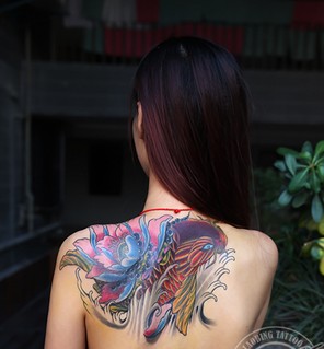 点击大图看下一张：女生肩部时尚的鲤鱼纹身图3