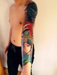 男生后肩背漂亮的花旦纹身图片