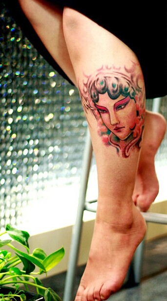 点击大图看下一张：小腿上漂亮的花旦纹身图2