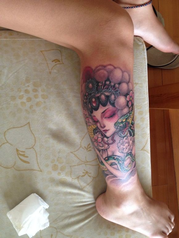 点击大图看下一张：小腿上漂亮的花旦纹身