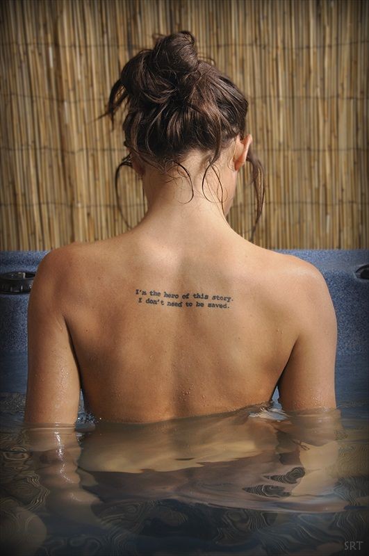 点击大图看下一张：沐浴女背部的英文纹身