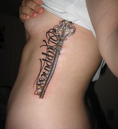 点击大图看下一张：女性肋部好看的英文钥匙纹身