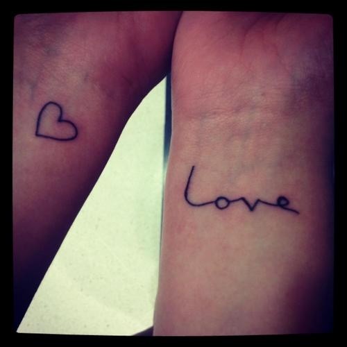 点击大图看下一张：手腕好看的爱心LOVE纹身