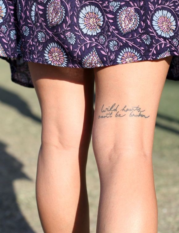 点击大图看下一张：腿部一条漂亮的英文纹身