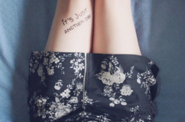 点击大图看下一张：女性腿部简单英文漂亮刺青