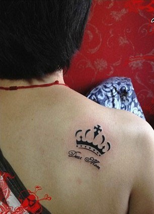 点击大图看下一张：背部皇冠和英文纹身