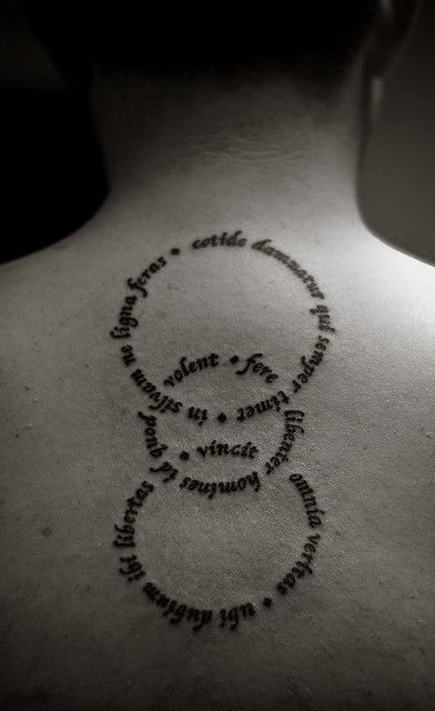 点击大图看下一张：女性背部好看个性的英文图腾纹身