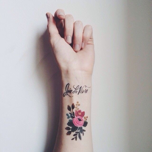 点击大图看下一张：手腕非常漂亮的花朵英文纹身