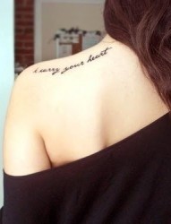 女性肩部性感的纹身