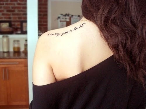 点击大图看下一张：女性肩部性感的纹身