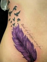 紫色的羽毛和英文纹身