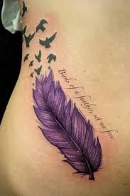 点击大图看下一张：紫色的羽毛和英文纹身