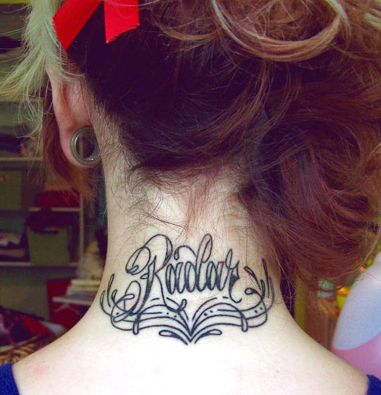 点击大图看下一张：女性颈部漂亮的英文纹身