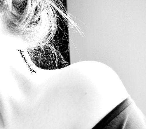 点击大图看下一张：女性颈部好看的英文纹身