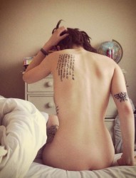 裸体美女身上的英文字母纹身