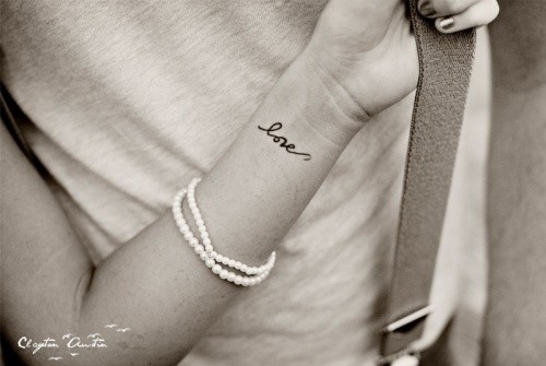 点击大图看下一张：女性手腕小小的Love纹身
