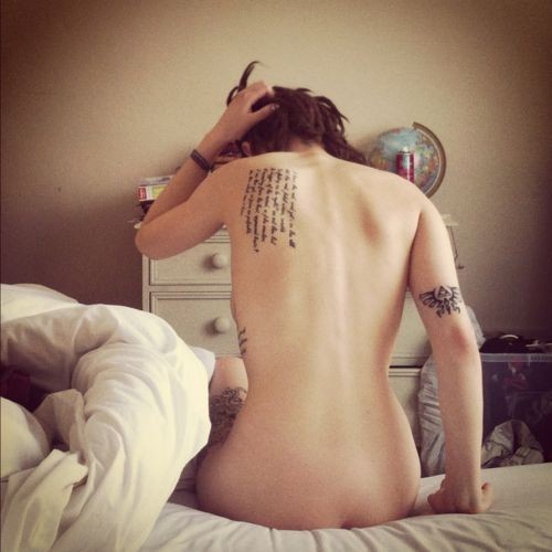 点击大图看下一张：裸体美女身上的英文字母纹身