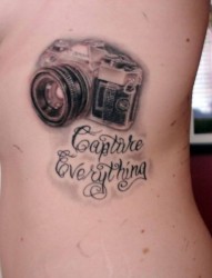 个性侧腰黑白色相机和英文字母纹身