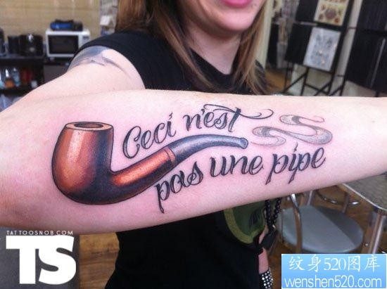 点击大图看下一张：手臂烟斗字母纹身