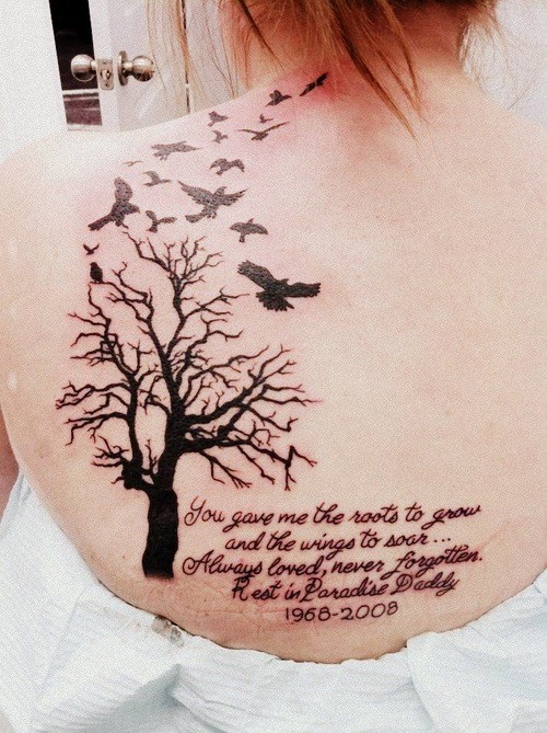 点击大图看下一张：背部漂亮的大树小鸟英文纹身