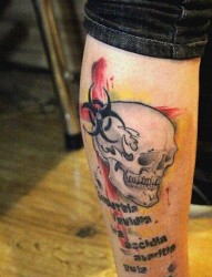 腿部彩色骷髅英文纹身图案