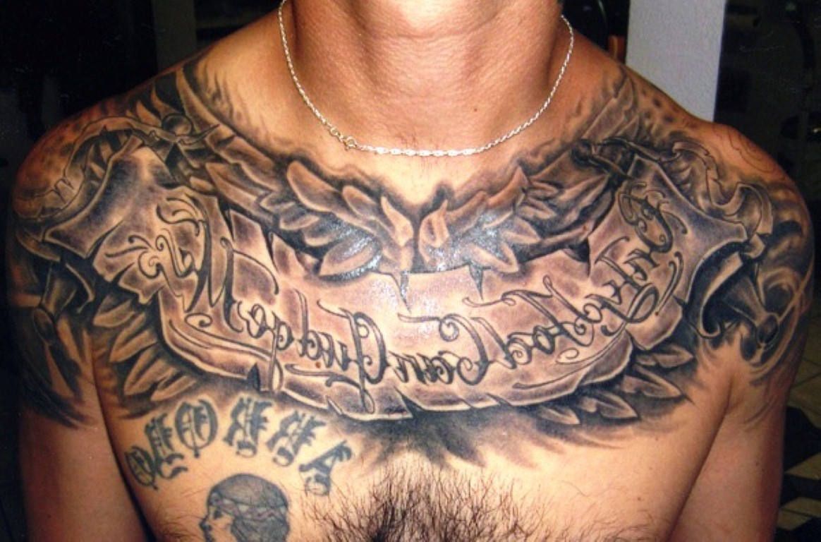 点击大图看下一张：男士胸部大气的v领英文纹身
