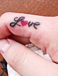 手指上love爱心纹身