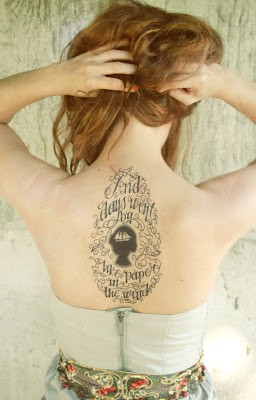 点击大图看下一张：女性背部唯美的英文纹身