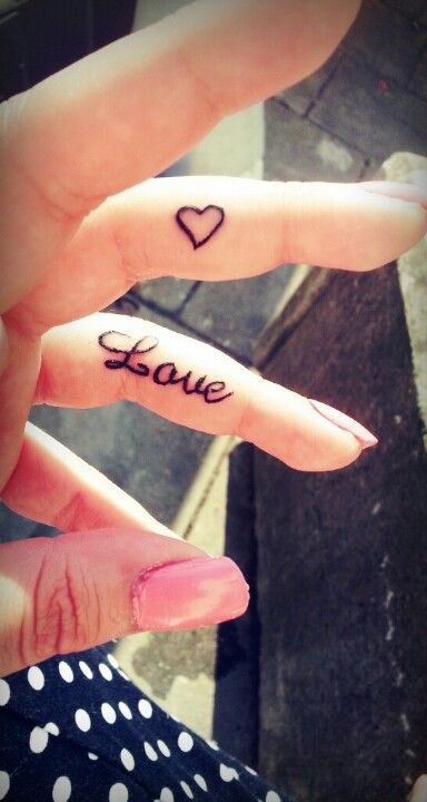 点击大图看下一张：手指上love爱心纹身