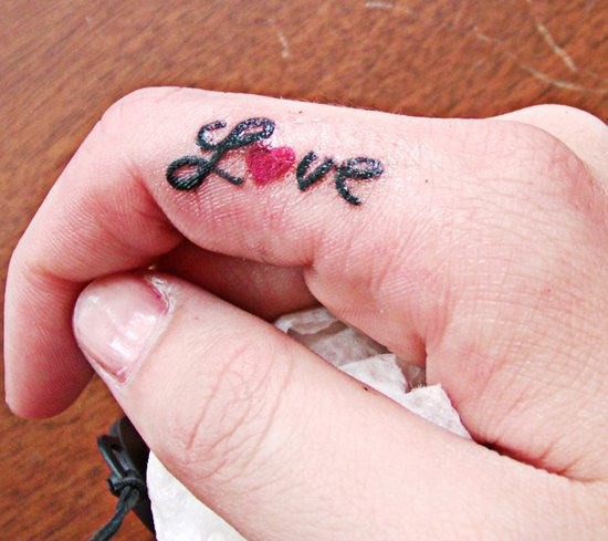 点击大图看下一张：手指上love爱心纹身图2
